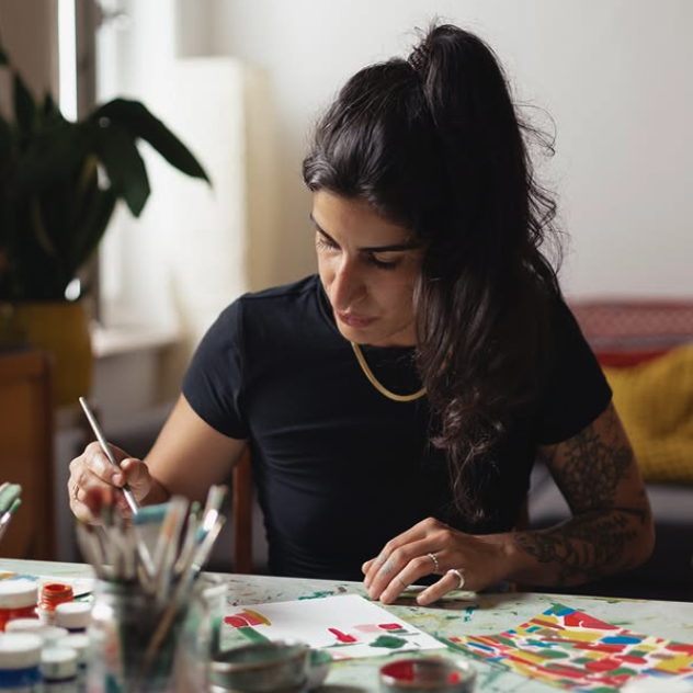 photo d'Hélène qui peint
